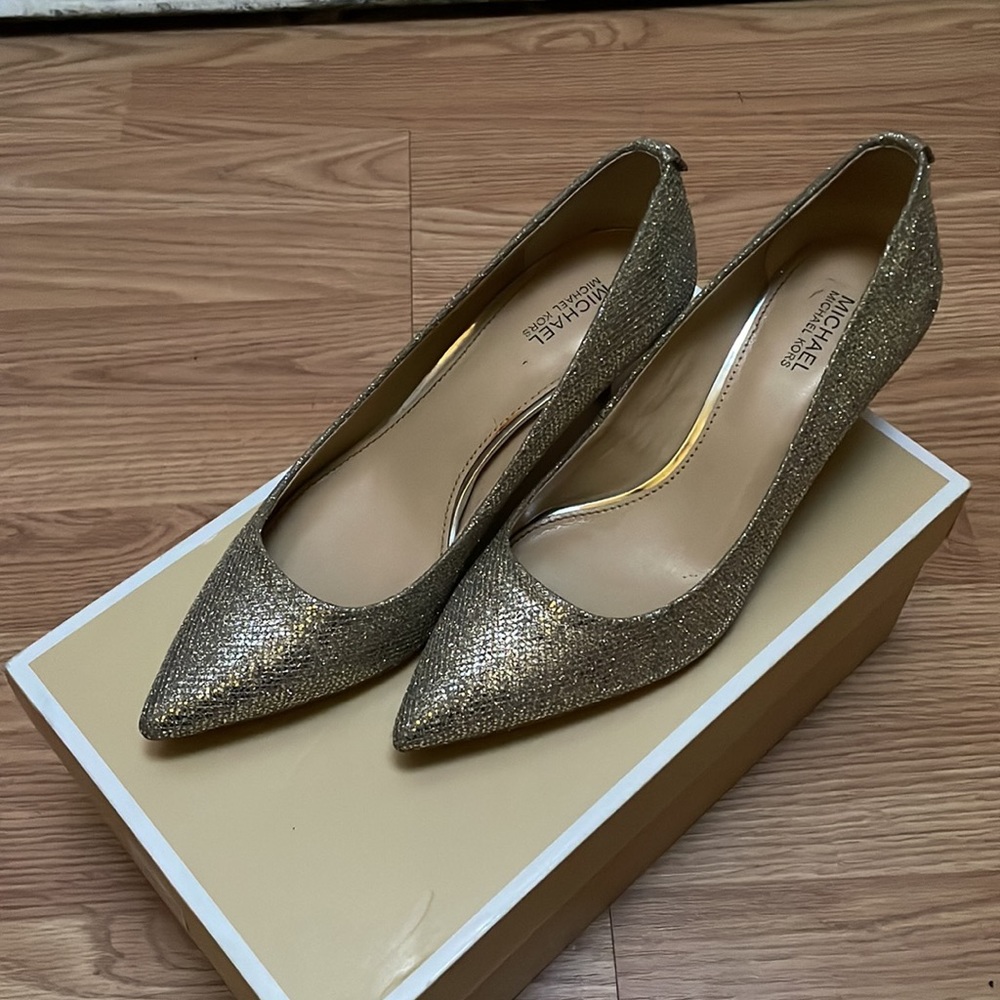 MK Kitten glitter pump